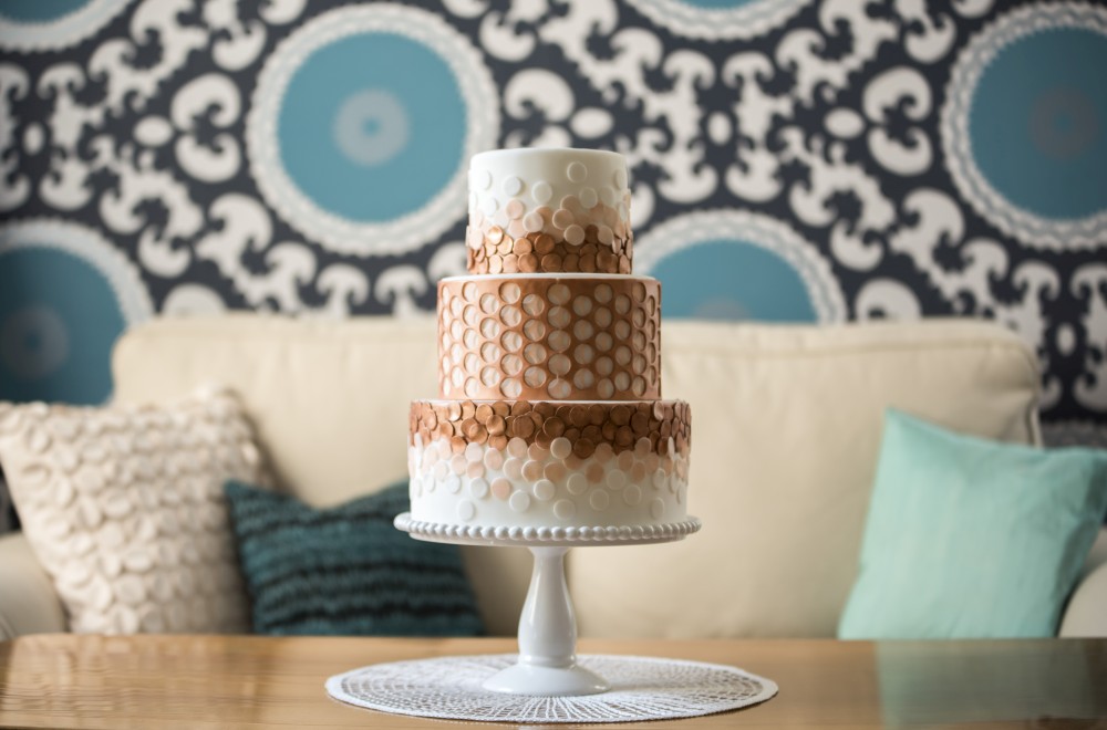 Frisch zubereitetes Hochzeitstorte auf Holztisch – Food Fotografie für Personal Branding in Niederösterreich“