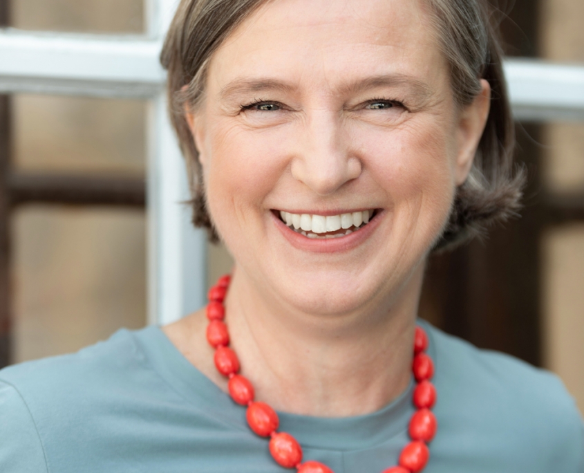 personal brand huberta weigl portrait fotografie fotograf rote kette woman frau business pressefoto