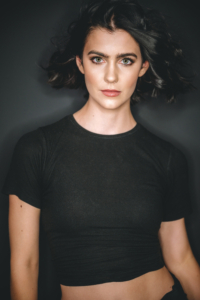 woman frau schwarzweiss foto studio hintergrund andrea sojka fotografie personal branding fotografie