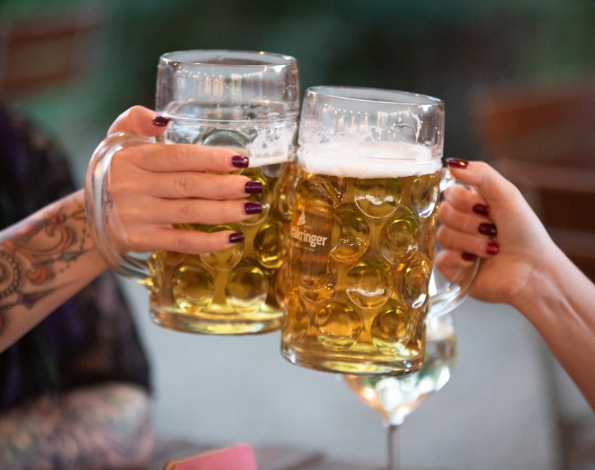 anstoßen und zuprosten mit 2 Bierkrügen im Napoleon am 1. Kirtag, andrea sojka fotografie