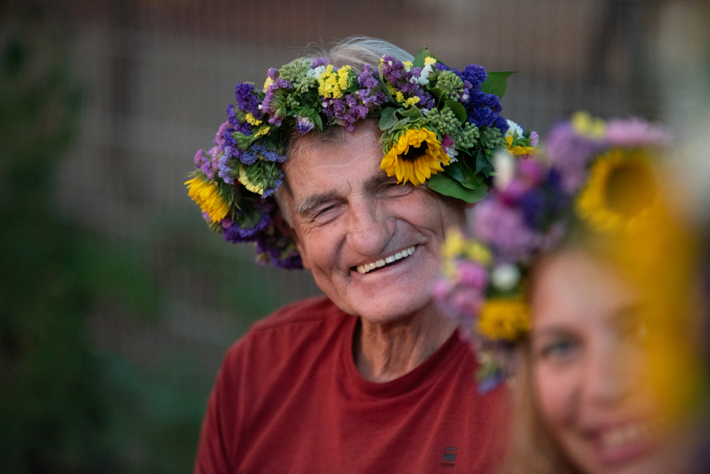 Mann mit Blumenkranz im Napoleon am 1. Kirtag, andrea sojka fotografie