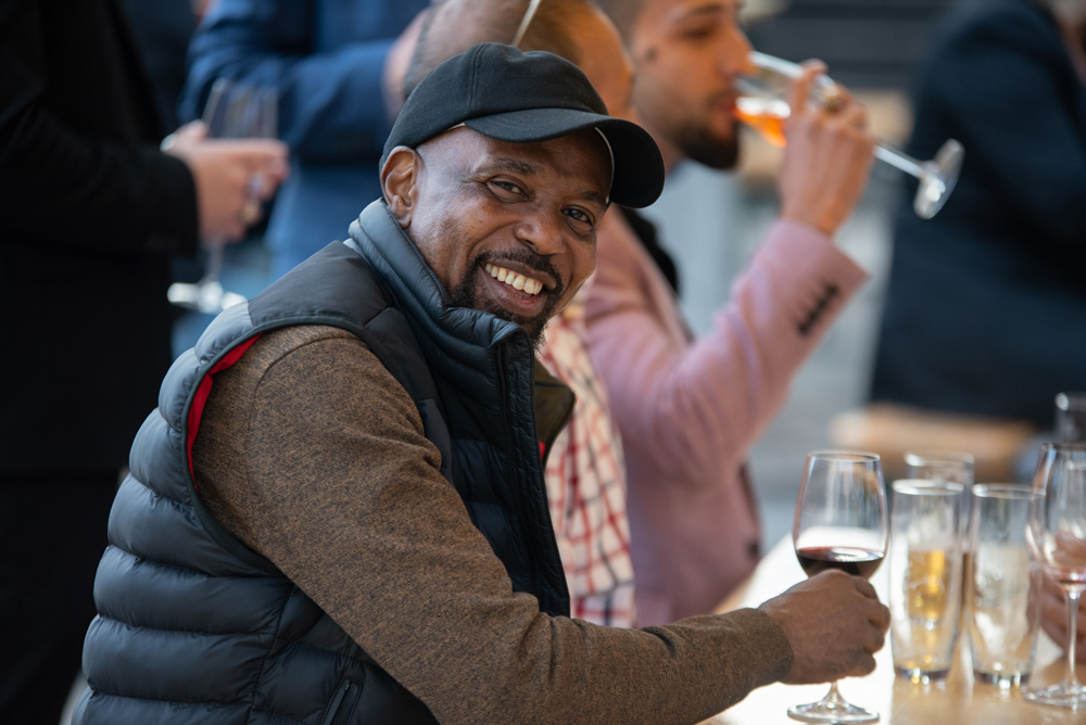 150 Jahresfeier, lächelnder Mann mit Weinglas, Landtmann Otterkringer Brauerei