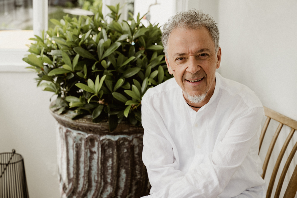 Soul Brand Portrait mit Martin Eckert Coaching sitzend und der Tür angelehnt