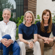 Soul Brand Fotos mit dem Team von joyce.company 2 Frauen ein Mann sitzend für ein Teamfoto