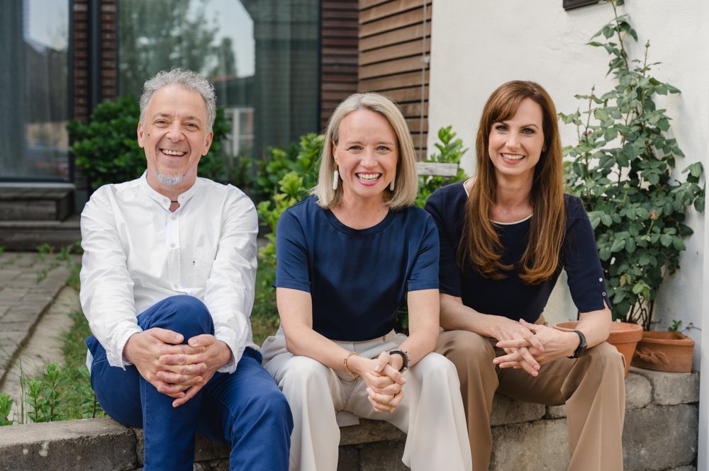 Soul Brand Fotos mit dem Team von joyce.company 2 Frauen ein Mann sitzend für ein Teamfoto