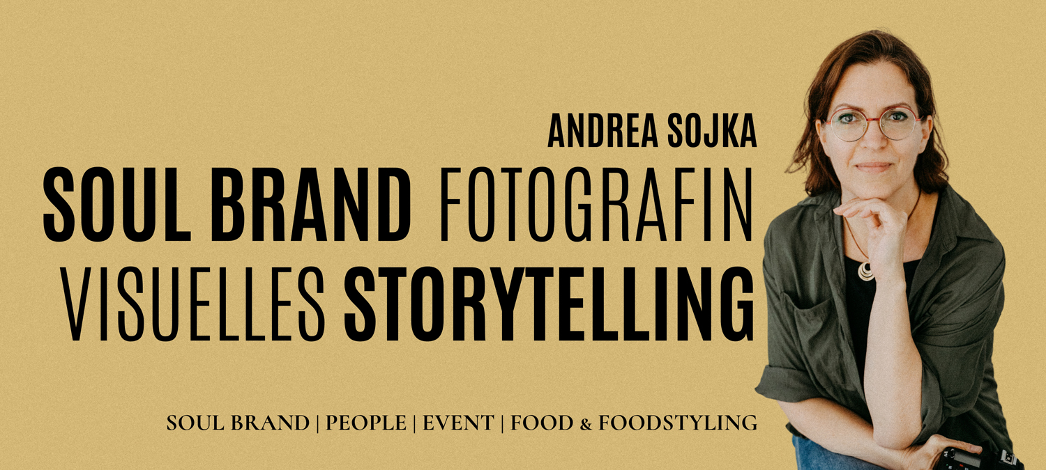 Portrait von Soul Brand Fotografin Andrea Sojka mit Kamera