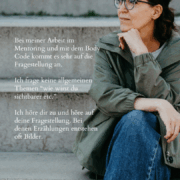 andrea sojka Porträt von Andrea Sojka mit Brille und grüner Jacke, die nachdenklich auf einer Steinstufe sitzt, mit dem Text: Bei meiner Arbeit im Mentoring und mit dem Body Code kommt es sehr auf die Fragestellung an. Ich frage keine allgemeinen Themen „wie wirst du sichtbarer etc.“ Ich höre dir zu und höre auf deine Fragestellung. Bei deinen Erzählungen entstehen oft Bilder.