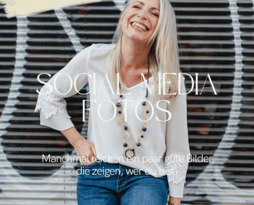 Nahaufnahme einer Frau vor urbanem Hintergrund und dem Text: Social Media Fotos.