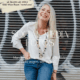 Nahaufnahme einer Frau vor urbanem Hintergrund und dem Text: Social Media Fotos.