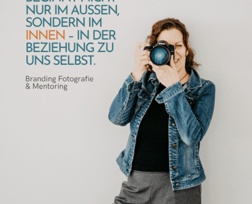 Fotografin Andrea Sojka schaut durch die Kamera - Blogeintrag