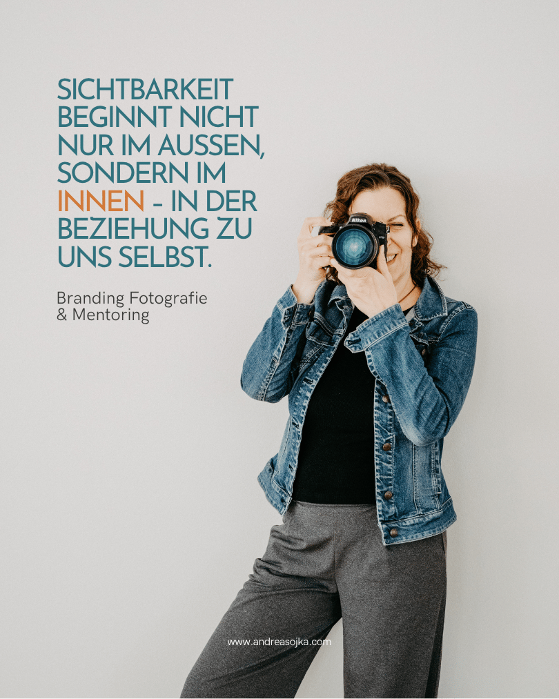 sichtbarkeit innen Fotografin Andrea Sojka schaut durch die Kamera - Blogeintrag