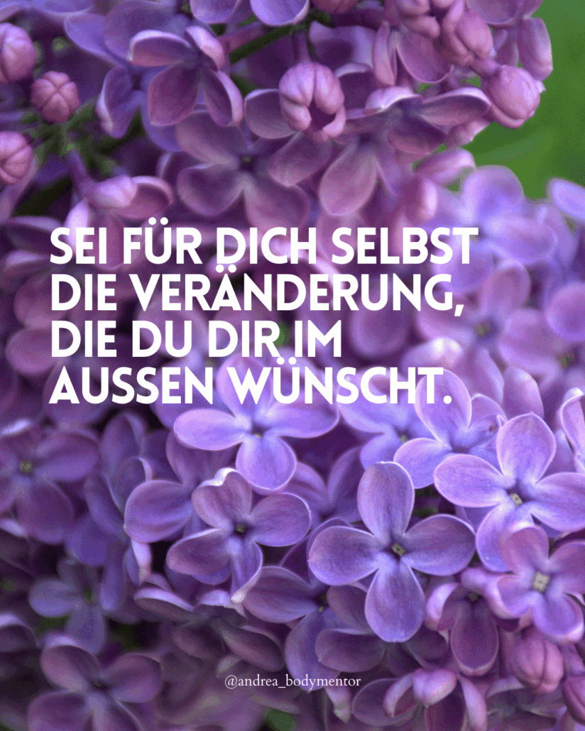 Flieder mit dem Spruch: Sei für dich selbst die Veränderung, die du dir im Außen wünscht.